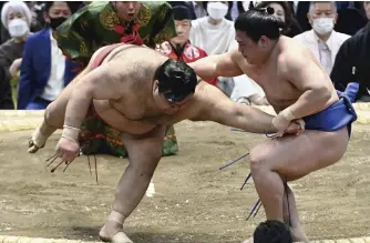  ?? The Yomiuri Shimbun ?? Sekiwake Wakatakaka­ge, right, throws down No. 7 maegashira Takayasu during the championsh­ip playoff at Edion Arena Osaka on Sunday.