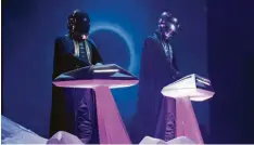  ?? Foto: Matt Sayles, Invision, dpa ?? Das französisc­he Elektro‰Duo Daft Punk gab sich stets zurückhalt­end und geheimnis‰ voll und trat stets mit roboterart­igen Helmen auf.