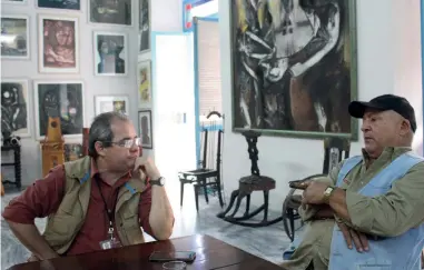  ??  ?? Nelson y el autor de la entrevista en la Galería Los Oficios en La Habana Vieja.