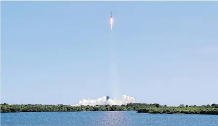  ?? TOMÁS DINIZ SANTOS/ORLANDO SENTINEL ?? SpaceX’s Falcon 9 rocket for the AX-1 mission launches from launch pad 39A in Cape Canaveral on April 8.