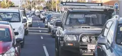  ?? Picture: ANNA ROGERS ?? SNARL: Traffic on the Captain Cook Highway.