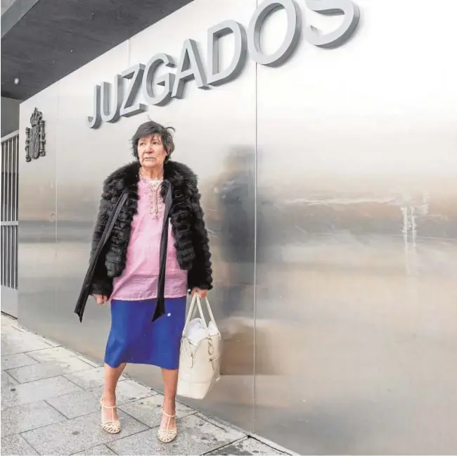  ?? EFE ?? Mauricia Ibáñez, ayer a las puertas del juzgado de familia de Burgos