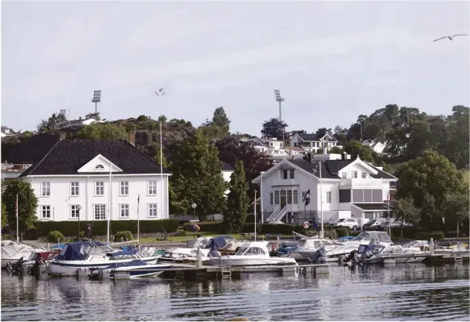  ?? SKISSE: RAMBØLL ?? SJENANSE: De høye lysmastene på Levermyr blir synlige fra sjøen, og kan derfor plage fiskere og andre som ferdes der, ifølge Kystverket.