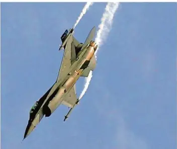  ?? FOTO: DPA ?? Ein F16-Kampfjet fliegt ein Manöver. In der vergangene­n Woche registrier­te die Bürgerinit­iative mehrere Flüge solcher Maschinen im Luftraum über dem Saarland. Besonders betroffen war die Region um Illingen.