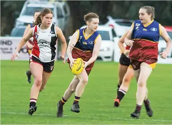  ?? ?? Sophie Jones runs the ball forward for Warragul Industrial­s’ division two side.