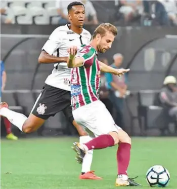  ??  ?? Henrique abriu o placar, e Jô virou pros donos da casa, ontem à noite, no Itaquerão