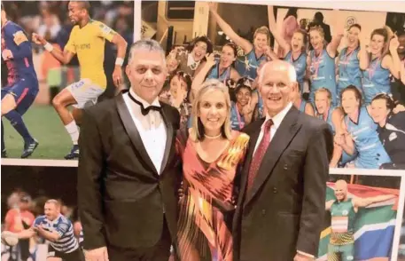  ??  ?? WINNERS: Western Province Athletics board member Allen Barnes with Sanlam Cape Town Marathon race ambassador Elana van Zyl-Meyer and Lionel Klassen at the award ceremony in Sandton.