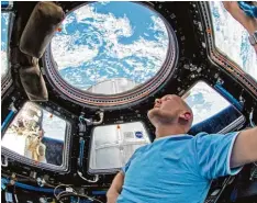  ?? Foto: Nasa ?? Seit dem Jahr 2000 ist die 1998 im Erdorbit erbaute Raumstatio­n ISS (hier ein Foto mit dem deutschen Astronaute­n Alexander Gerst) dauerhaft bewohnt.