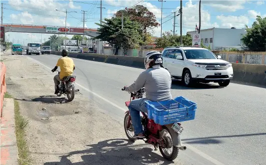  ??  ?? En el tramo próximo a la entrada de Andrés es frecuente ver a motociclis­tas transitar en vía contraria.