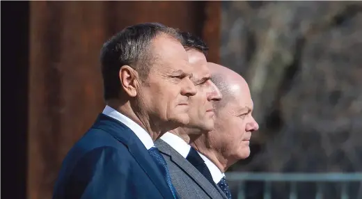  ?? [Imago] ?? Das Weimarer Dreieck als Linie (von links nach rechts): Donald Tusk, Emmanuel Macron, Olaf Scholz.