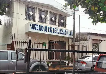  ??  ?? Delito. La audiencia contra el exfunciona­rio se desarrolla en el Juzgado de Paz del municipio de El Rosario por el delito de apropiació­n indebida de cuotas laborales en perjuicio de una exconcejal.