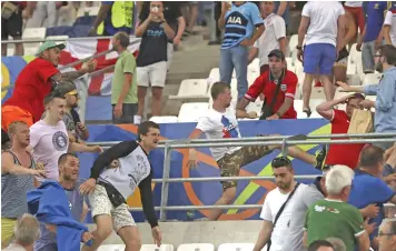  ?? (Thanassis Stavrakis/AP/SIPA) ?? Clashes between England and Russia supporters during the Euro 2016 match in Marseille.