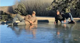  ?? Foto: Aletmari Pretorius ?? Louwie Pretorius (links) en sy pa, Eben Pretorius, lê verlede Vrydagogge­nd om 08:00 rustig op die bevrore damoppervl­ak op hul plaas Glen Rock. Die termometer het op -16 grade gedraai.