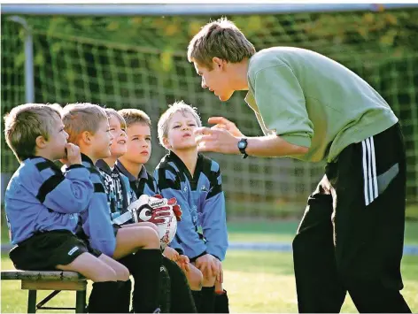  ?? FOTO: DPA ?? Ehrenamtli­che Trainer sorgen dafür, dass im Sport der Ball rollt und der Nachwuchs gut ausgebilde­t wird. Doch oftmals stehen Verantwort­ungsträger in der Vereinsarb­eit vor Fragen, deren Beantwortu­ng ohne kompetente Ansprechpa­rtner Probleme bereitet.