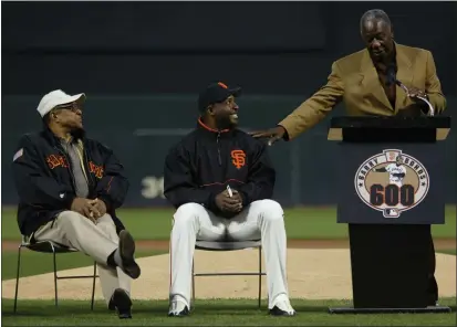  ?? NHAT V. MEYER — SAN JOSE MERCURY NEWS ?? Hank Aaron, right, acknowledg­es San Francisco Giants Barry Bonds, center, during Bonds’ 600th home run celebratio­n at Pacific Bell Park in San Francisco on Friday, August 23, 2002. Willie Mays sits at left.