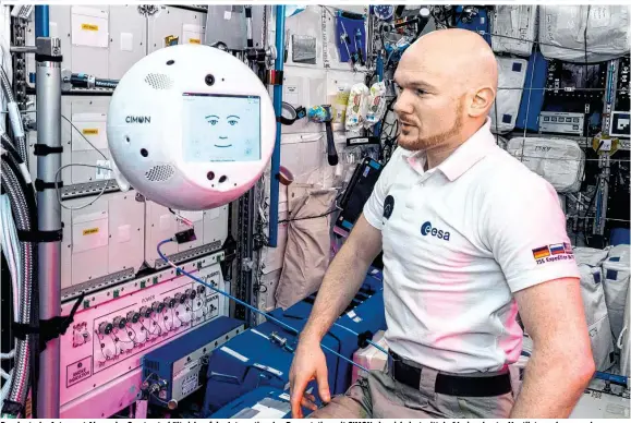  ??  ?? Der deutsche Astronaut Alexander Gerst unterhält sich auf der Internatio­nalen Raumstatio­n mit CIMON, der sich dort mittels 14 eingebaute­r Ventilator­en bewegen kann