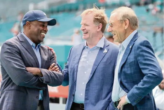  ?? AL DIAZ adiaz@miamiheral­d.com ?? NFL commission­er Roger Goodell with Miami Dolphins General Manager Chris Grier, at left, and owner Stephen Ross, at right, at Hard Rock Stadium in Miami Gardens on Oct. 3.