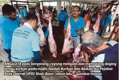  ??  ?? ANGGOTA polis bergotong-royong melapah dan memotong daging lembu korban pada majlis Ibadah Korban dan Akikah Ibu Pejabat Polis Daerah (IPD) Shah Alam, tahun lalu. - Gambar hiasan