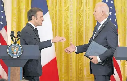  ?? AFP ?? Cumbre. El presidente de Francia Emmanuel Macron (i) durante el encuentro con su colega Joe Biden.