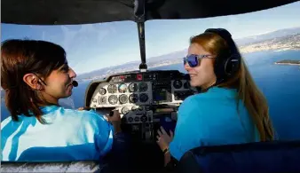  ?? (Photo Patrice Lapoirie) ?? Comme Kelly Dewez et Kelly Bianchi de l’Aéro Club d’Antibes, vous pouvez survoler la Méditerran­ée en avion de tourisme.