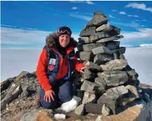  ?? FOTO: JAN SVERRE SIVERTSEN ?? Astrid Furholt på Bettyfjell­et ved Amundsenva­rden. Ved foten av varden har hun satt opp plaketten Monica Kristensen tok med på sin første ekspedisjo­n, til minne om Roald Amundsen.