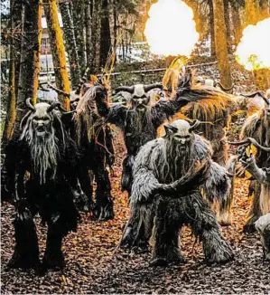  ??  ?? Die „Schworzmüh Teifin“packen früh die Krampusmas­ken aus.