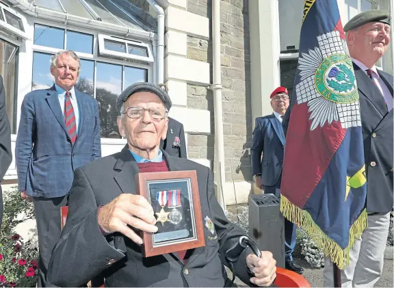  ?? Picture: Gareth Jennings. ?? Gordon Webster, formerly of the Scots Guards, was presented with his replacemen­t Second World War medals at Rosendael Veterans Home in Broughty Ferry by the Earl of Dalhousie on Saturday.