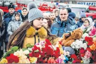  ?? STR/AFP ?? O escritório de representa­ção de Kemerovo, em Moscou, virou um lugar de homenagens: flores, velas e bichos de pelúcia