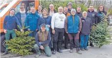  ?? FOTO: OEJ ?? Die gut gelaunte Helfergrup­pe vom Fanfarenzu­g Montfort freut sich über Ausbeute und Wetterbedi­ngungen.