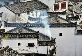  ??  ?? Hui-style residentia­l houses on the Qiyun Mountain.
