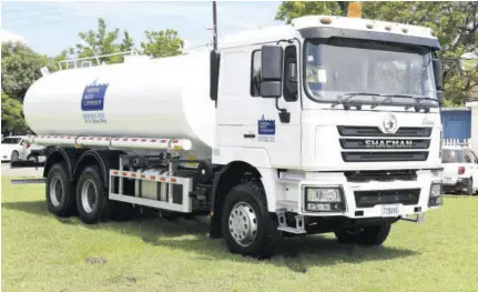  ?? (Photo: Naphtali Junior) ?? One of the trucks being used by the NWC to take water to some of the most affected communitie­s across the island