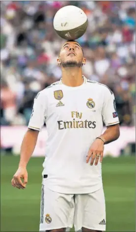  ?? / INMA FLORES ?? Hazard posa con la camiseta del Madrid.