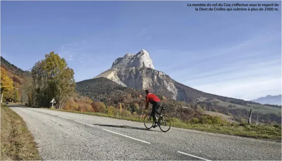  ??  ?? La montée du col du Coq s’effectue sous le regard de la Dent de Crolles qui culmine à plus de 2 000 m.