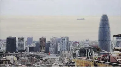  ?? Ricard Cugat ?? Imagen de la ciudad de Barcelona, con la Torre Glòries a la derecha, en un día con calima de 2022.