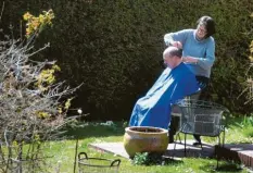  ??  ?? Zum Friseur kann man aktuell nicht mehr gehen. Dieses Augsburger Paar hat eine Lösung gefunden: Der Salon im eigenen Garten.