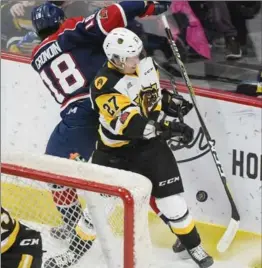  ?? SCOTT GARDNER, THE HAMILTON SPECTATOR ?? Hamilton Bulldogs’ Riley McCourt tangles with Saginaw Spirit’s Max Grondin behind the Hamilton net in the first period.