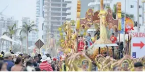  ?? ?? Majestuoso carro alegórico de la Reina de los Juegos Florales, Siu Ling I, a su paso por la avenida Del Mar.