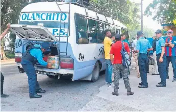  ??  ?? SEGURIDAD. Elementos militares y policiales tienen presencia permanente en las carreteras.