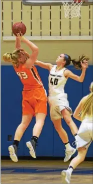  ?? AUSTIN HERTZOG - DIGITAL FIRST MEDIA ?? Above, Perkiomen Valley’s Megan Jonassen (43) gets a hand in the face from Spring-Ford’s Cassie Marte as she takes it to the hoop Thursday. Above right, Spring-Ford’s Alyssa Yuan (4) takes it to the basket as Perkiomen Valley’s Kylie Monaco defends.