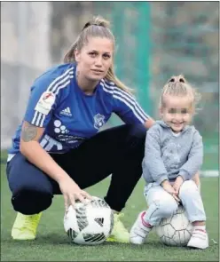  ??  ?? SUS PASIONES. Jennifer compagina el fútbol con el cuidado de su hija.