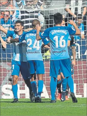  ??  ?? Alegría entre los jugadores del Málaga por su segunda victoria en LaLiga FOTO: EFE