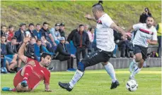  ?? FOTO: CHRISTIAN FLEMMING ?? Der Höhenflug von Sven Grünenburg (links) und der SG Hege/Nonnenhorn/Bodolz werden vom FC Dostluk gestoppt.