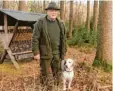  ?? Foto: Wieser ?? Manfred Doll aus Burgau ist passionier­ter Jäger. Er hat ein Buch mit Jagdgeschi­chten geschriebe­n.