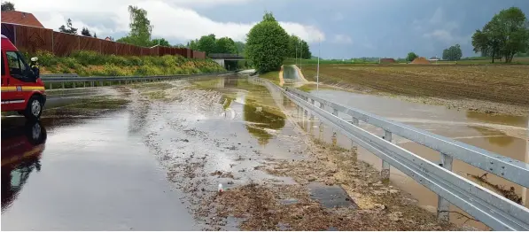  ?? Archivfoto: Stauch ?? Nur ein Starkregen, aber mit verheerend­en Folgen: Solche Bilder wie hier im Osten des Wertinger Laugna Kreisels häufen sich in letzter Zeit. Für die Stadt werden Hochwasser und Schlamm zunehmend zur finanziell­en Belastung.