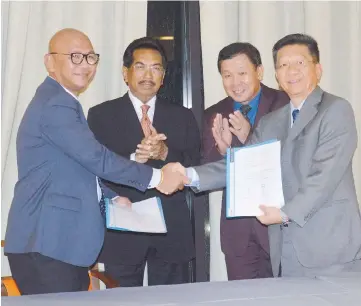  ??  ?? Musa (second left) and James (second right) witnessing the exchange of MoU between Ong (left) and John Nip.