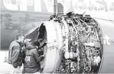  ?? FOTOS AFP ?? Operarios revisan los daños del motor de Southwest Airlines, tras el aterrizaje en Filadelfia.