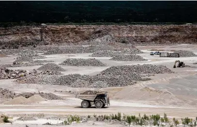  ?? Kin Man Hui / Staff photograph­er ?? Quarries are expanding in the Texas Hill Country to supply raw materials for the state’s constructi­on boom.