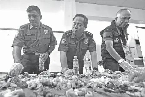  ?? MACKY LIM ?? BOODLE LUNCH. Police Regional 11 Director Manuel Gaerlan together with Asean Security Task Force Commander Police Director Napoleon Taas and Civil Defense Deputy Administra­tor for Operations Assistant Secretary Rodolfo Demosthene­s Santillan in a boodle...