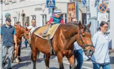  ?? Foto: Erich Herrmann ?? Beim Sozialmark­t des Lokalen Bündnis für Familie konnten sich die Kleinsten beim Reiten vergnügen.