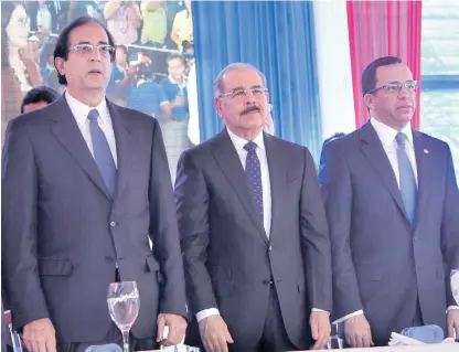  ??  ?? Gustavo Montalvo, Danilo Medina y Andrés Navarro.